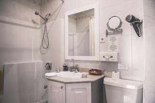 Отель Аркадия Плаза Отель Одесса Улучшенный двухместный номер с 1 кроватью или 2 отдельными кроватями-7